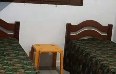 Imagem: A casa possui 3 Dormitórios, Acomodam 10 pessoas, 3 Vagas na