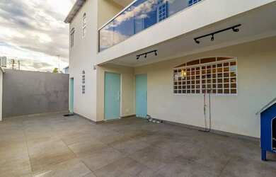 Imagem: A casa possui 5 Dormitórios, 5 Banheiros, 3 Vagas na garagem