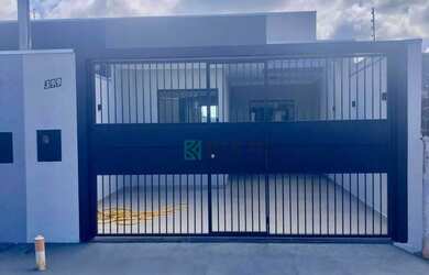 Imagem: A casa possui 3 Dormitórios, 2 Banheiros, 2 Vagas na garagem