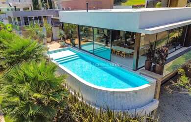 Imagem: A casa em condomínio possui 4 Dormitórios, 5 Banheiros, 641m²