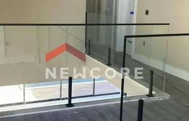 Imagem: A casa possui 4 Dormitórios, 5 Banheiros, 4 Vagas na garagem