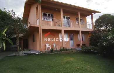 Imagem: A casa possui 5 Dormitórios, 3 Banheiros, 3 Vagas na garagem