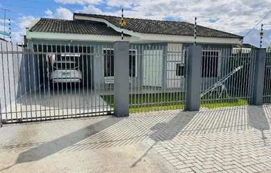 Imagem: A casa possui 3 Dormitórios, 3 Banheiros, 2 Vagas na garagem