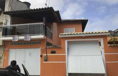 Imagem: A casa possui 3 Dormitórios, 3 Banheiros, 2 Vagas na garagem