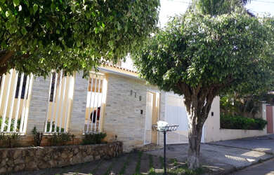 Imagem: A casa possui 3 Dormitórios, 3 Banheiros, 4 Vagas na garagem