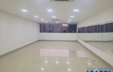 Imagem: O depósito possui 2 Vagas na garagem, 440m² de Área e está