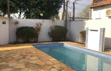 Imagem: A casa possui 4 Dormitórios, 4 Banheiros, 3 Vagas na garagem