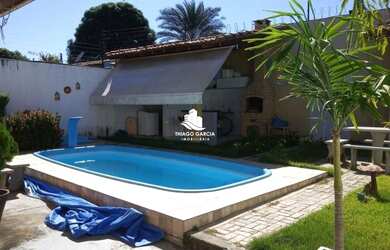 Imagem: A casa possui 3 Dormitórios, 2 Banheiros, 2 Vagas na garagem