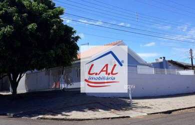 Imagem: A casa possui 3 Dormitórios, 2 Banheiros, 5 Vagas na garagem