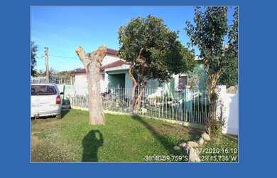 Imagem: A casa possui 2 Dormitórios, 2 Banheiros, 2 Vagas na garagem