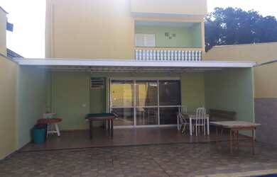 Imagem: A casa possui 1 Dormitório, 3 Vagas na garagem e está localizado