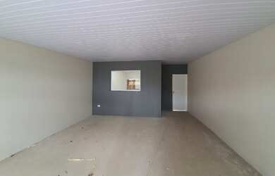 Imagem: A casa possui 2 Dormitórios, 1 Banheiro, 2 Vagas na garagem