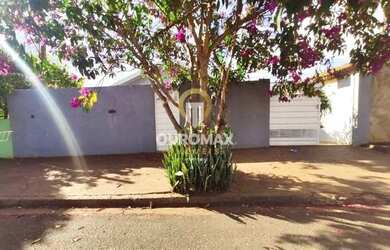 Imagem: A casa possui 2 Dormitórios, 3 Banheiros, 2 Vagas na garagem