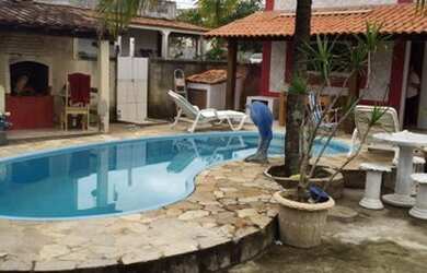 Imagem: A casa possui 4 Dormitórios, 3 Banheiros, 1 Vaga na garagem