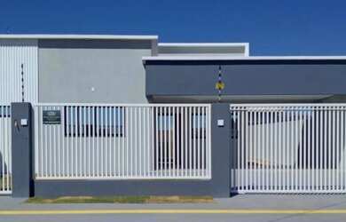 Imagem: A casa possui 3 Dormitórios, 2 Banheiros, 2 Vagas na garagem