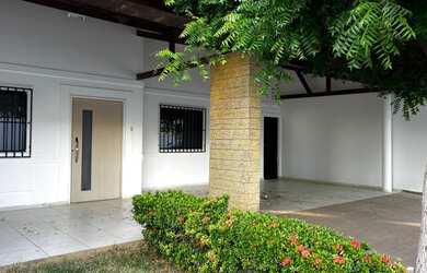 Imagem: A casa em condomínio possui 3 Dormitórios, 2 Banheiros, 2