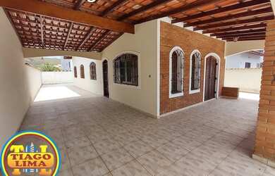 Imagem: A casa possui 3 Dormitórios, 2 Banheiros, 5 Vagas na garagem