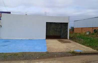 Imagem: A casa possui 3 Dormitórios, 2 Banheiros, 4 Vagas na garagem