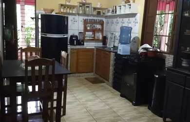 Imagem: A casa possui 2 Dormitórios, 1 Banheiro e 1 Vaga na garagem