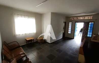 Imagem: A casa possui 2 Dormitórios, 2 Banheiros, 1 Vaga na garagem