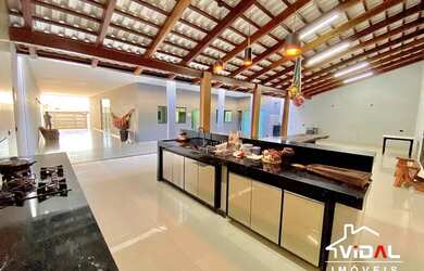 Imagem: A casa possui 3 Dormitórios, 4 Banheiros, 5 Vagas na garagem