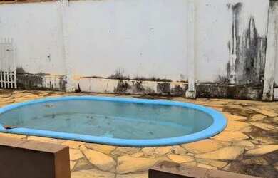 Imagem: A casa possui 3 Dormitórios, 2 Banheiros, 2 Vagas na garagem