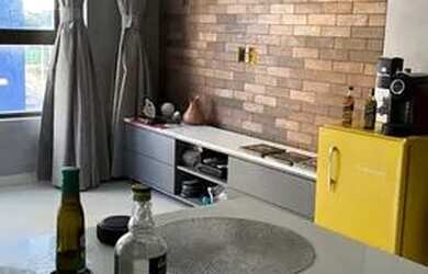 Imagem: O apartamento possui 1 Dormitório, 1 Banheiro, 1 Vaga na garagem