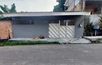 Imagem: A casa possui 3 Dormitórios, 2 Banheiros, 2 Vagas na garagem