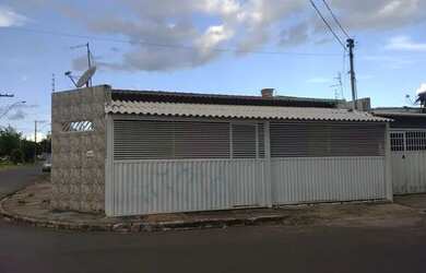 Imagem: A casa possui 3 Dormitórios, 2 Banheiros, 2 Vagas na garagem