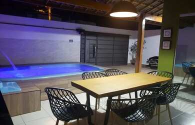 Imagem: A casa possui 3 Dormitórios, 2 Banheiros, 2 Vagas na garagem