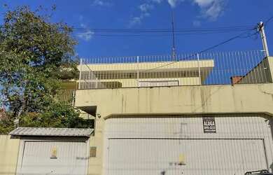 Imagem: A casa possui 5 Dormitórios, 2 Banheiros, 3 Vagas na garagem