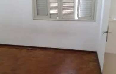 Imagem: A casa possui 2 Dormitórios, 2 Banheiros, 2 Vagas na garagem