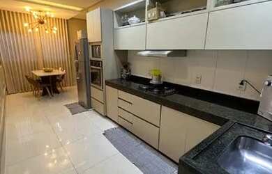 Imagem: A casa possui 2 Dormitórios, 3 Banheiros, 2 Vagas na garagem