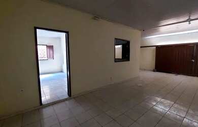 Imagem: A casa possui 3 Dormitórios, 3 Banheiros e 2 Vagas na garagem