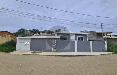 Imagem: A casa possui 3 Dormitórios, 1 Banheiro, 2 Vagas na garagem