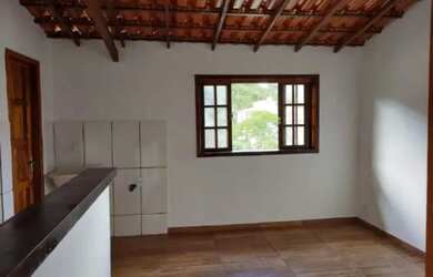 Imagem: A casa possui 1 Dormitório, 1 Banheiro e está localizado