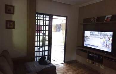 Imagem: A casa possui 3 Dormitórios, 1 Banheiro, 1 Vaga na garagem