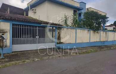 Imagem: A casa possui 4 Dormitórios, 3 Banheiros, 4 Vagas na garagem