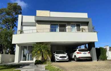 Imagem: A casa em condomínio possui 3 Dormitórios, 4 Banheiros, 2