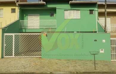 Imagem: A casa possui 3 Dormitórios, 3 Banheiros, 4 Vagas na garagem