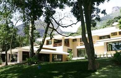 Imagem: A casa em condomínio possui 4 Dormitórios, 5 Banheiros, 5