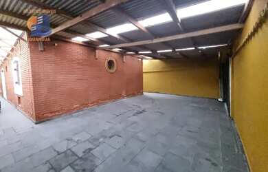 Imagem: A casa possui 3 Dormitórios, 3 Banheiros, 4 Vagas na garagem