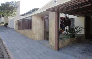 Imagem: A casa possui 4 Dormitórios, 4 Banheiros, 5 Vagas na garagem