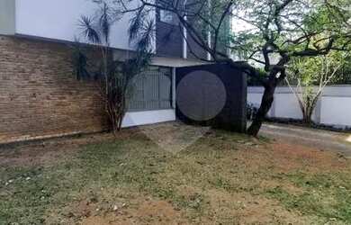 Imagem: A casa possui 4 Dormitórios, 3 Banheiros, 5 Vagas na garagem