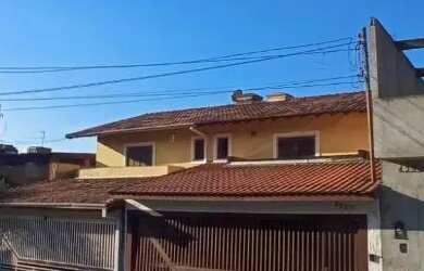 Imagem: A casa possui 3 Dormitórios, 2 Banheiros, 2 Vagas na garagem