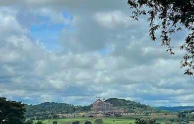 Imagem: O terreno possui 6000m² de Área e está localizado em Parque