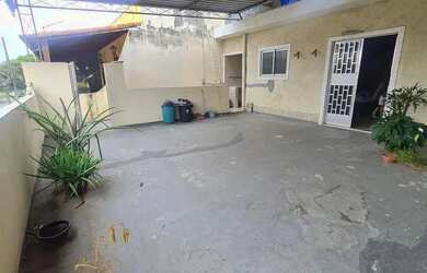 Imagem: A casa possui 5 Dormitórios, 3 Banheiros, 2 Vagas na garagem