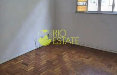 Imagem: O apartamento possui 3 Dormitórios, 1 Banheiro, 1 Vaga na garagem