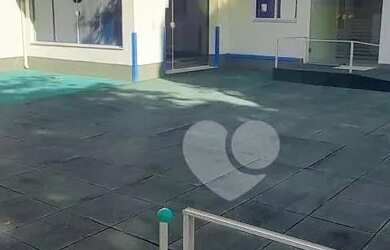 Imagem: O depósito possui 4 Vagas na garagem, 198m² de Área e está