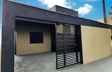 Imagem: A casa possui 2 Dormitórios, 1 Banheiro, 2 Vagas na garagem